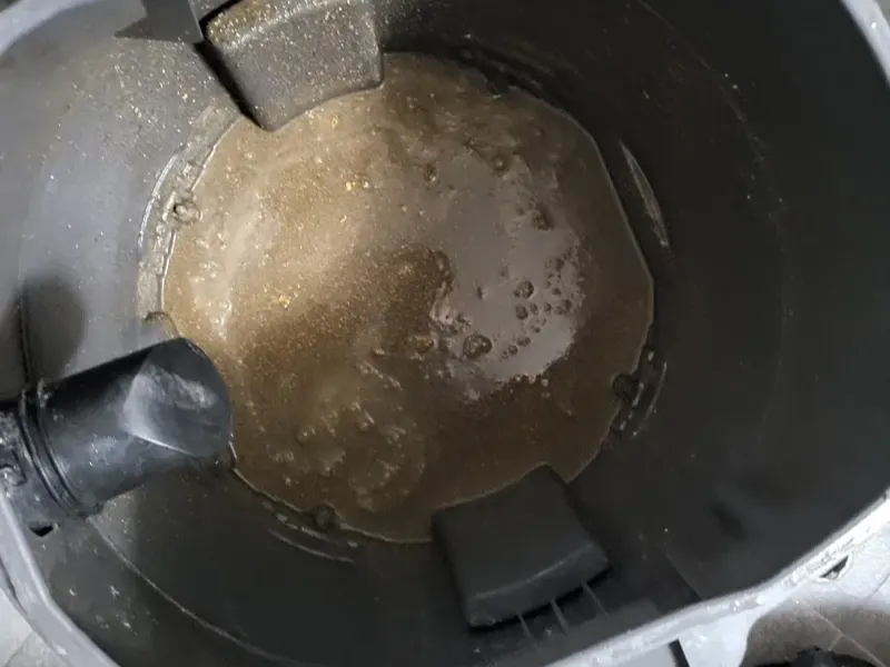 대전 서구 석션 장비 통에 빨려 나온 오수와 찌꺼기